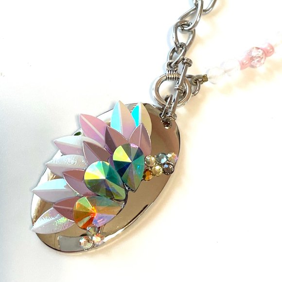 Lilac - Necklace with Swarovski crystals and rhinestones by Patricia Adelson - Picture 3 of 4